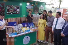 Các đại biểu tham quan các sản phẩm OCOP tại diễn đàn. (Ảnh: LINH BẢO)