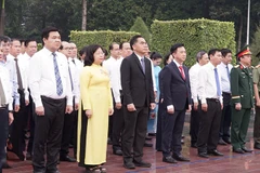 Đoàn đại biểu Thành phố Hồ Chí Minh viếng Nghĩa trang liệt sĩ tỉnh Bình Dương (cũ). (Ảnh: NGỌC KHUYẾN)