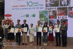 Trao chứng nhận cho các tác giả có bài viết hay về Đường sách. (Ảnh: LINH BẢO)