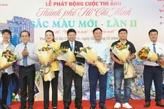 Ban tổ chức tặng hoa cho Ban giám khảo cuộc thi. (Ảnh: Ban tổ chức)