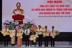 Các cá nhân nhận Bằng khen của Chủ tịch Ủy ban nhân dân Thành phố. (Ảnh: LINH BẢO)