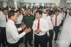 Bí thư Thành ủy Thành phố Hồ Chí Minh Trần Lưu Quang cùng đoàn đại biểu tham quan tuyến Metro số 01 Bến Thành-Suối Tiên. (Ảnh: Thế Anh)