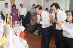 Các đại biểu thắp hương lên bàn thờ Tổ tại nhà thờ Tổ Sân khấu, phường Cầu Ông Lãnh, Thành phố Hồ Chí Minh. (Ảnh: QUỐC THANH)