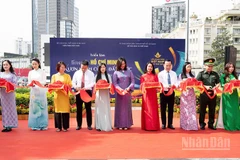 Các đại biểu thực hiện nghi thức khai mạc triển lãm. (Ảnh: LINH BẢO)