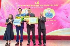 Trao Giải thưởng Trần Văn Giàu lần thứ 13 cho hai tác giả Võ Văn Thắng và Nguyễn Trung Hiếu. (Ảnh: Quỳnh My)