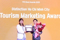 Bà Kang Da-eun, Tổng Thư ký TPO trao giải thành phố xuất sắc ở hạng mục Giải thưởng Tiếp thị du lịch cho đại diện lãnh đạo Sở Du lịch Thành phố Hồ Chí Minh. (Ảnh: Ban tổ chức).