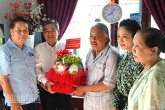 Đoàn lãnh đạo thành phố tặng quà cho nghệ sĩ Huỳnh Thanh Trà. (Ảnh: LINH BẢO)