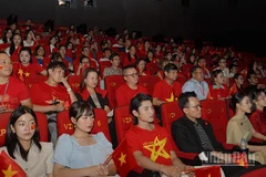 Đông đảo khán giả đến xem suất đặc biệt của bộ phim "Tổ quốc trong tim".
