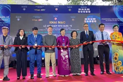 Các đại biểu thực hiện nghi thức cắt băng khai mạc lễ hội. (Ảnh: DƯƠNG ĐÔNG)