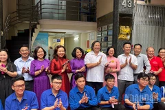 Các đại biểu chụp ảnh lưu niệm tại trụ sở Báo Dân Chúng trước đây. (Ảnh: Mạnh Hảo)
