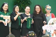 Chiếc áo của Mika được bán đấu giá với giá 10 triệu đồng. (Ảnh: LINH BẢO)