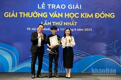 Trao Giải Nhất cho tác giải Giai Du với tác phẩm "Nên làm gì khi trời nổi gió". (Ảnh: MẠNH HẢO)