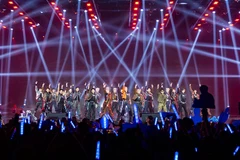 Các anh trai trình diễn trong đêm Chung kết Công bố và Trao giải tối 13/12. (Ảnh: Ban Tổ chức)