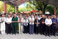 Các đại biểu, văn nghệ sĩ thắp hương tưởng nhớ Anh hùng nghệ sĩ tại Công viên Lê Thị Riêng. (Ảnh: Thúy Bình)