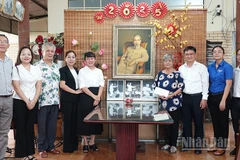 Đoàn công tác chụp ảnh lưu niệm với Nghệ sĩ Ưu tú Phi Yến (thứ tư từ phải sang) tại nhà riêng. (Ảnh: Mạnh Hảo)