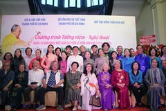 Các đại biểu chụp ảnh lưu niệm tại chương trình. (Ảnh: THÙY TRANG)