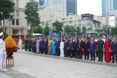 Các đại biểu dâng hoa tưởng niệm Chủ tịch Hồ Chí Minh tại Công viên tượng đài Chủ tịch Hồ Chí Minh. (Ảnh: MẠNH HẢO)