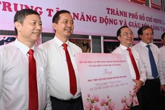 Đại diện lãnh đạo Sở Văn hóa và Thể thao Thành phố Hồ Chí Minh trao tặng biểu trưng Không gian “Cây tri thức” và 126.000 quyển sách cho đại diện lãnh đạo Học viện Cán bộ Thành phố Hồ Chí Minh. (Ảnh: QUỐC THANH).