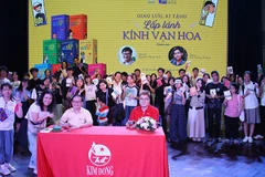 Nhà văn Nguyễn Nhật Ánh ký tặng sách cho đông đảo độc giả tại chương trình. (Ảnh: Ban tổ chức)