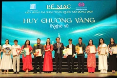 Trao Huy chương Vàng cho các nghệ sĩ tham dự liên hoan. (Ảnh: THÙY TRANG)