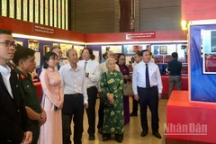 Các đại biểu tham quan trưng bày. (Ảnh: Linh Bảo)