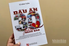 Bìa cuốn sách "Dấu ấn 30 năm nghề báo" của nhà báo Tô Đình Tuân. (Ảnh: MẠNH HẢO)