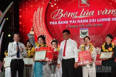 Trao giải Nhất cho thí sinh Nguyễn Thị Hồng Toán (An Giang). (Ảnh: LINH BẢO)