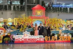 Lãnh đạo Thành phố, Sở Du lịch chụp ảnh lưu niệm với những vị khách xông đất đầu tiên trên chuyến bay từ Đức đến Thành phố Hồ Chí Minh. (Ảnh: Linh Bảo)