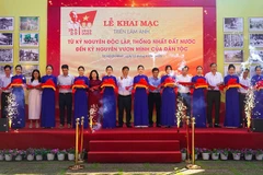 Các đại biểu thực hiện nghi thức cắt băng khai mạc triển lãm. (Ảnh: Đình Nam)