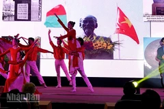Nghệ sĩ Ưu tú Cao Minh biểu diễn trong chương trình (Ảnh Thúy Bình).
