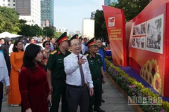 Các đại biểu tham quan triển lãm tại đường đi bộ Nguyễn Huệ. (Ảnh: MẠNH HẢO)