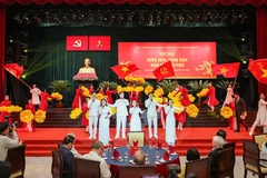 Chương trình văn nghệ tại buổi họp mặt. (Ảnh: Hoàng Triều)