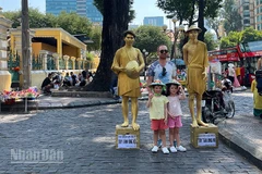 Khách du lịch quốc tế tham quan trung tâm Thành phố Hồ Chí Minh. (Ảnh: Mạnh Hảo)