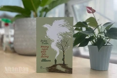 Bìa cuốn "Những ngọn khói bên đường" của nhà văn Đoàn Tuấn. (Ảnh: LINH BẢO)