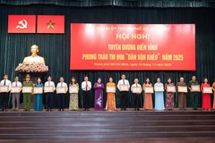 Tuyên dương các tập thể có có thành tích xuất sắc trong phong trào thi đua “Dân vận khéo” năm 2025. (Ảnh: QUỐC THANH)