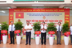 Chủ tịch Ủy ban nhân dân Thành phố Hồ Chí Minh Nguyễn Văn Được thay mặt Thành ủy, Hội đồng nhân dân, Ủy ban nhân dân, Ủy ban Mặt trận Tổ quốc Việt Nam Thành phố tặng cây xanh cho các khu phố trên địa bàn phường Bến Thành trong Ngày hội Đại đoàn kết toàn dân tộc vừa qua. (Ảnh: Phường Bến Thành)