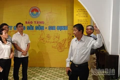 Du khách tham quan Bảo tàng Biệt động Sài Gòn-Gia Định. (Ảnh: Linh Bảo)