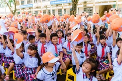 Các em học sinh Trường tiểu học Tân Lý Đông, xã Tân Hương, tỉnh Đồng Tháp vui mừng khi nhận được quà. (Ảnh: Ban tổ chức)