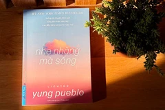 Bìa tác phẩm "Nhẹ nhàng mà sống". (Ảnh: First News)