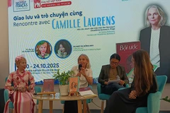 Nhà văn Camille Laurens (thứ hai từ trái sang) giao lưu tại chương trình. (Ảnh: Võ Hương)