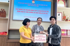Các nghệ sĩ Thành phố Hồ Chí Minh ủng hộ bà con đang chịu ảnh hưởng bởi cơn bão số 10. (Ảnh: KIM NGÂN)