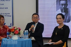 Nhà văn Đông Tây giao lưu tại chương trình. (Ảnh: Mạnh Hảo)