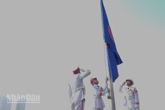 Đội cờ thực hiện nghi thức thượng cờ ASEAN. (Ảnh: MẠNH HẢO)