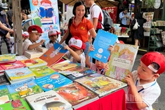 Các em nhỏ tham quan Đường sách Thành phố Hồ Chí Minh. (Ảnh: LINH BẢO)