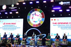Các đại biểu thực hiện nghi thức khai mạc sự kiện. (Ảnh: LINH BẢO)
