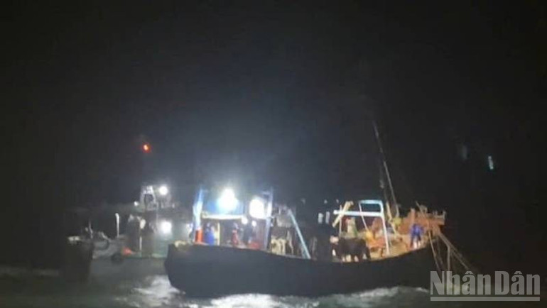 Lực lượng Bộ đội Biên phòng tỉnh Vĩnh Long lập biên bản xử lý hai tàu đánh cá sai vùng theo quy định. ndo_br_z7165963506149-767d410f9c0f41d65e671ebe27759aca.jpg