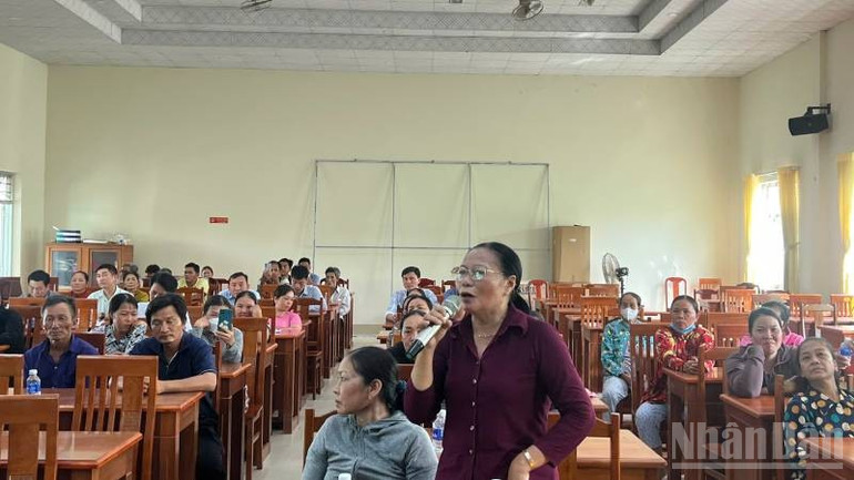 Cơ quan chức năng tổ chức đối thoại với người dân sau sự việc chặn xe vào bãi rác An Hiệp. (Ảnh: HOÀNG TRUNG) ndo_br_z6829832718430-d5bc5eef4e56b09b1b09bcb5ca2d809a.jpg