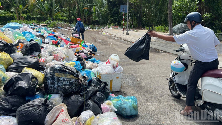 Người dân vứt rác ngay trên tuyến đường Nguyễn Văn Nguyễn, phường An Hội. (Ảnh: HOÀNG TRUNG) ndo_br_2-39.jpg