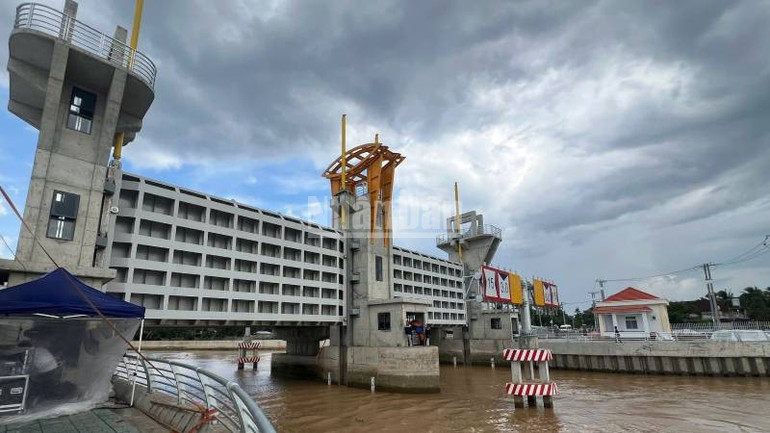 Công trình giúp ngăn mặn, trữ ngọt cho vùng sản xuất cây giống, hoa kiểng trọng điểm của tỉnh Vĩnh Long. (Ảnh: HOÀNG TRUNG) ndo_c_z6922997463645-e7c3fe70363289c6cc8e8dccd4001dd3.jpg