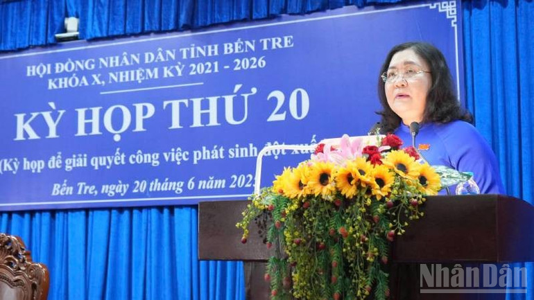 Bí thư Tỉnh ủy ,Chủ tịch Hội đồng nhân dân tỉnh Bến Tre Hồ Thị Hoàng Yến phát biểu bế mạc tại kỳ họp. (Ảnh: HOÀNG TRUNG) ndo_br_z6724824182108-cf2d7ee2276c1740ae3cf820e2e73403.jpg